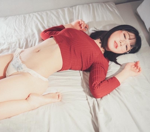 威海美女模特巨乳性感嫩模皮肤白皙性感叫床声受不了看她享受表情就想射她脸上